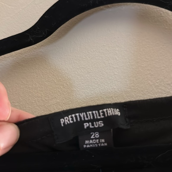 PrettyLittleThing Black Plus Size Dress nwt - Picture 2 of 2